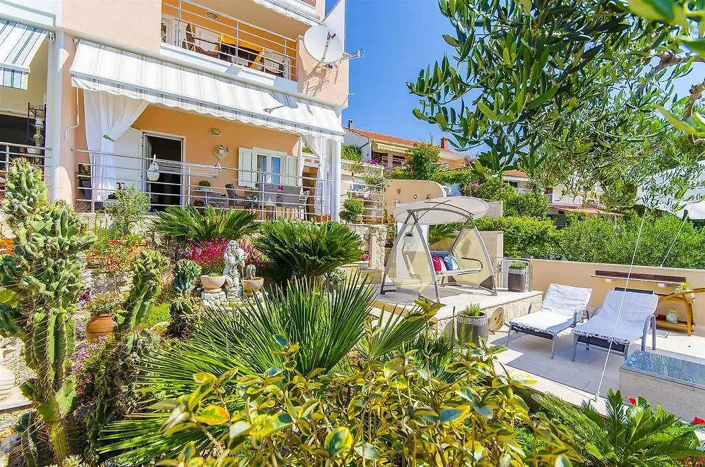 Apartments Nives Trogir 0*,