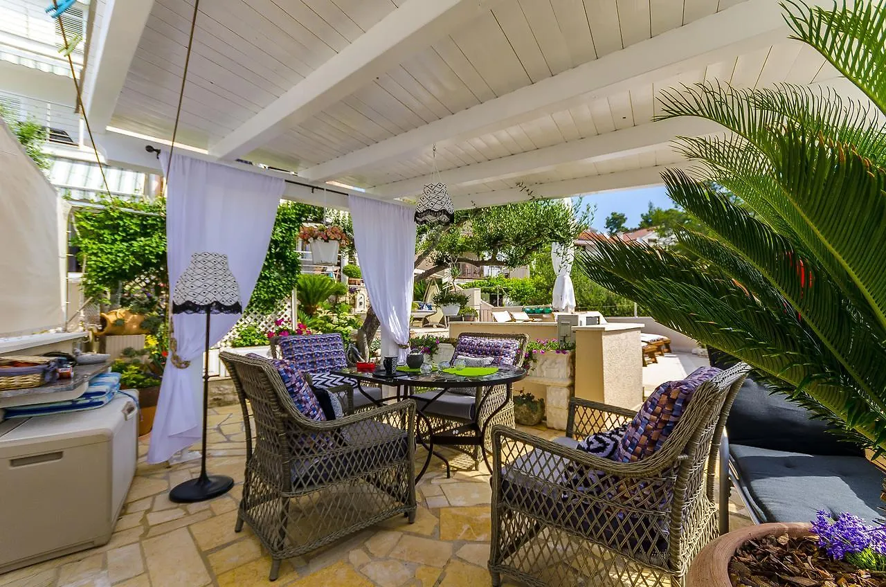Apartments Nives Trogir 0*,