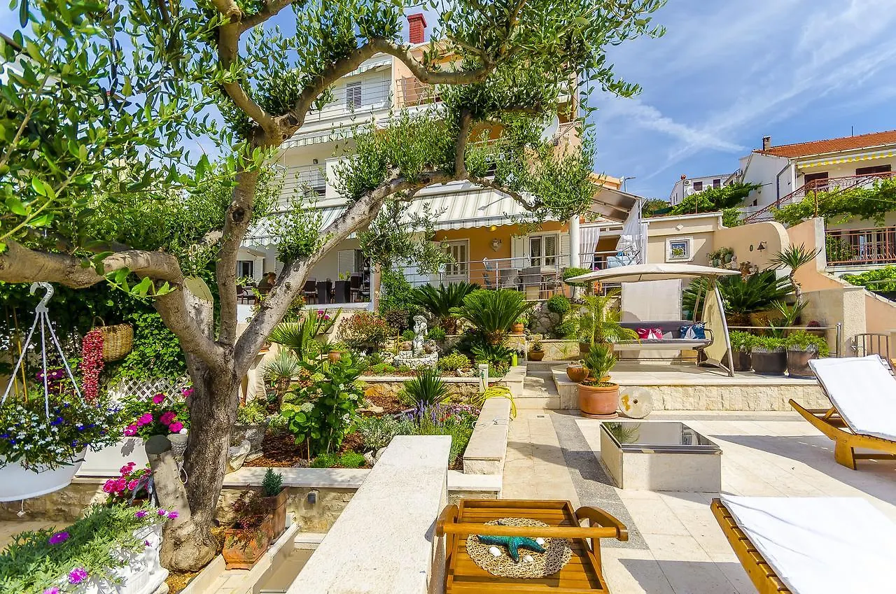 Apartments Nives Trogir